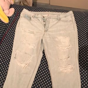 Light-Wash ripped “mom-jeans”